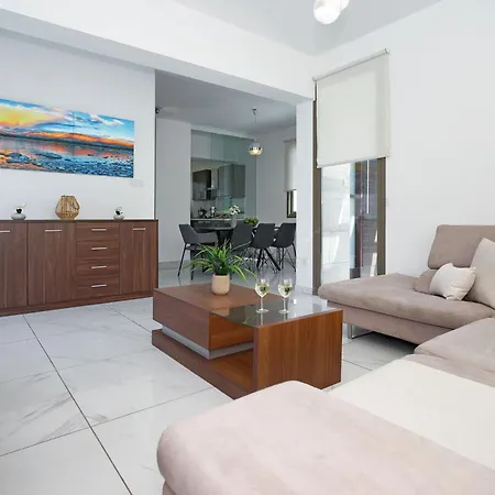 Apollonia * Paralimni