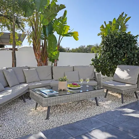 Willa Apollonia Paralimni