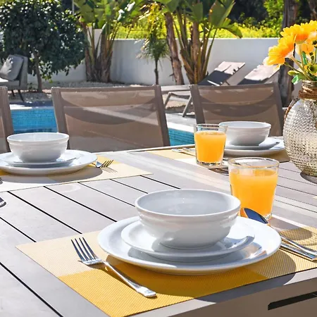 Willa Apollonia Paralimni